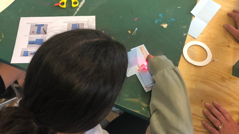 En flicka som tillverkrar en helikopter i Makerspace.