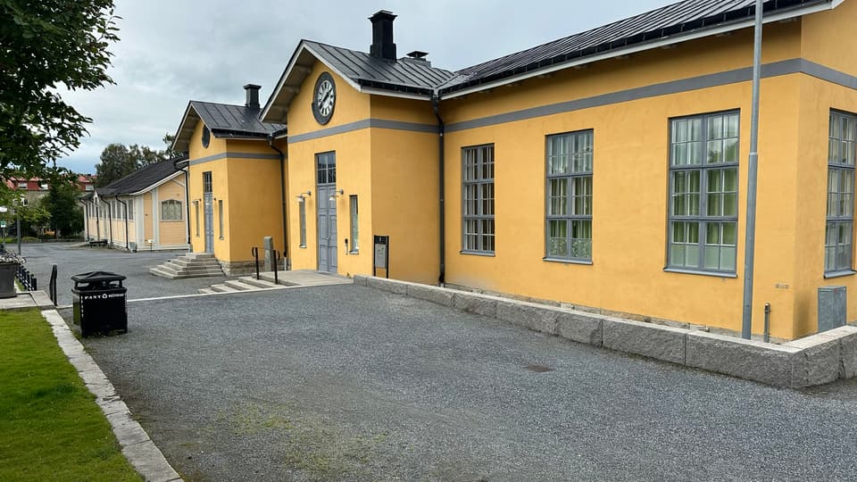Ett gult hus med klocka över ingången.