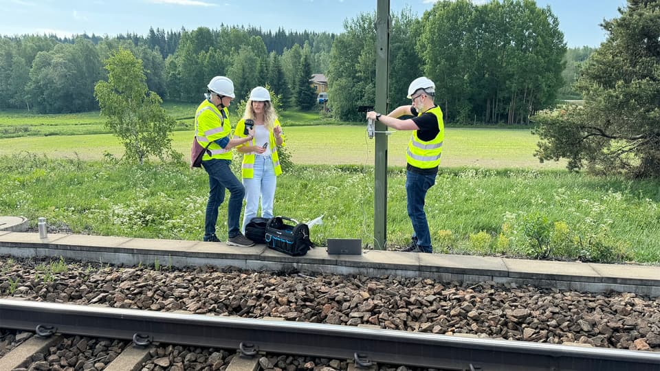 Christer Sunesson on Sveriges Radio Västernorrland interviews Irida Shallari about the research project ENSURE 6G, which will develop technology that detects the risk of solar curves on railways