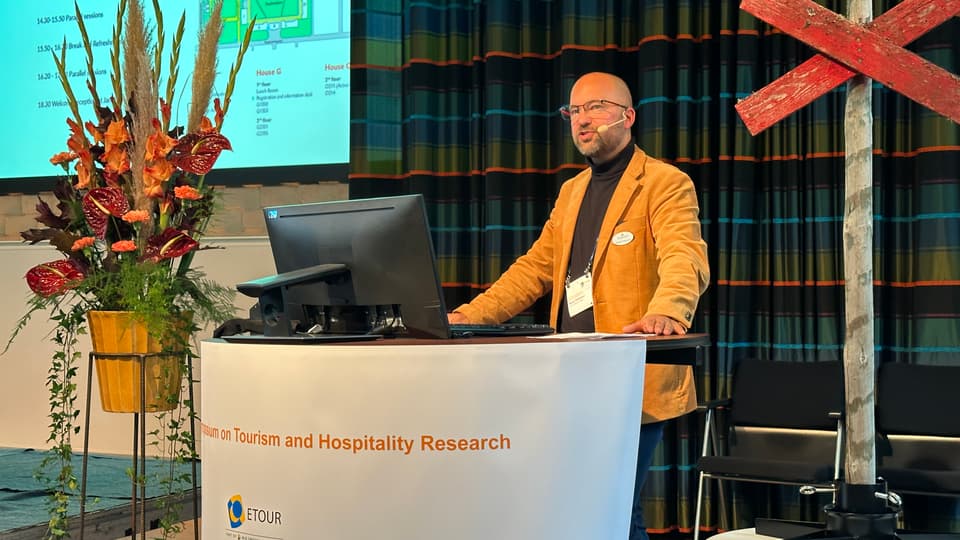 Robert Pettersson i talarstolen på konferensinvigningen