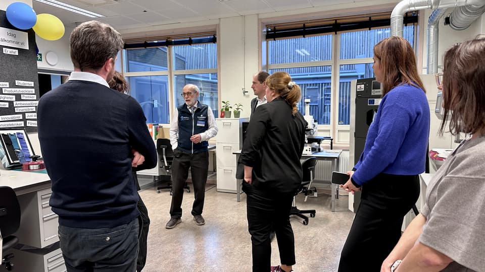 Personer i labbmiljö.