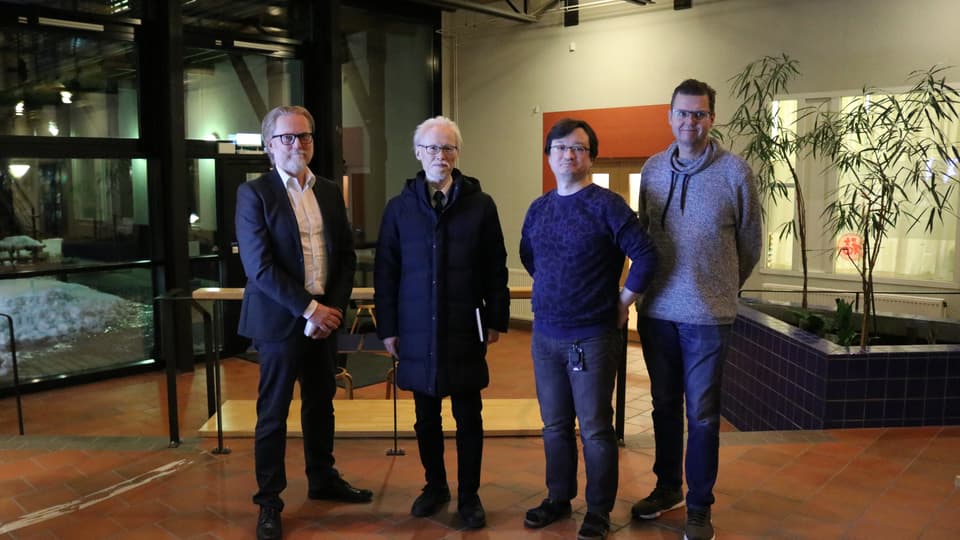 Fyra män står på rad