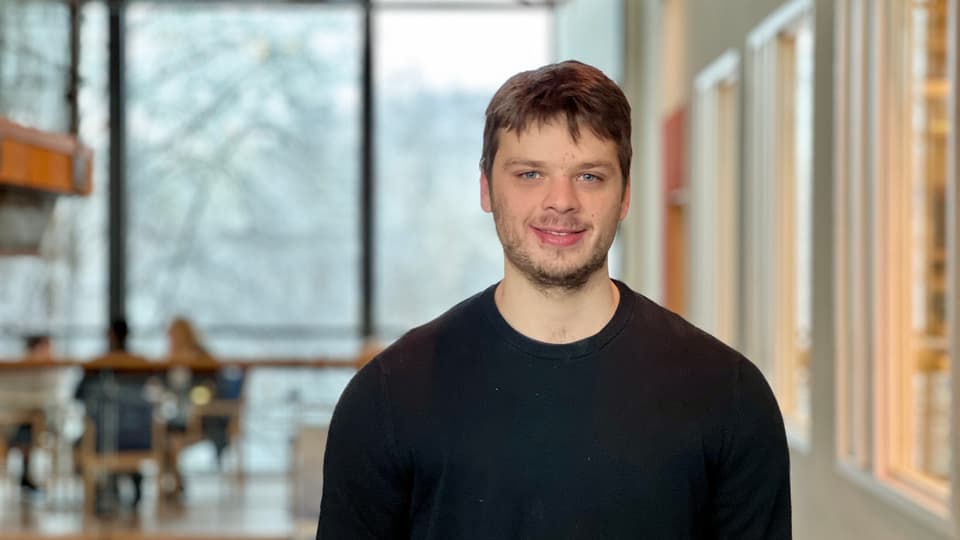 En man med svart tröja