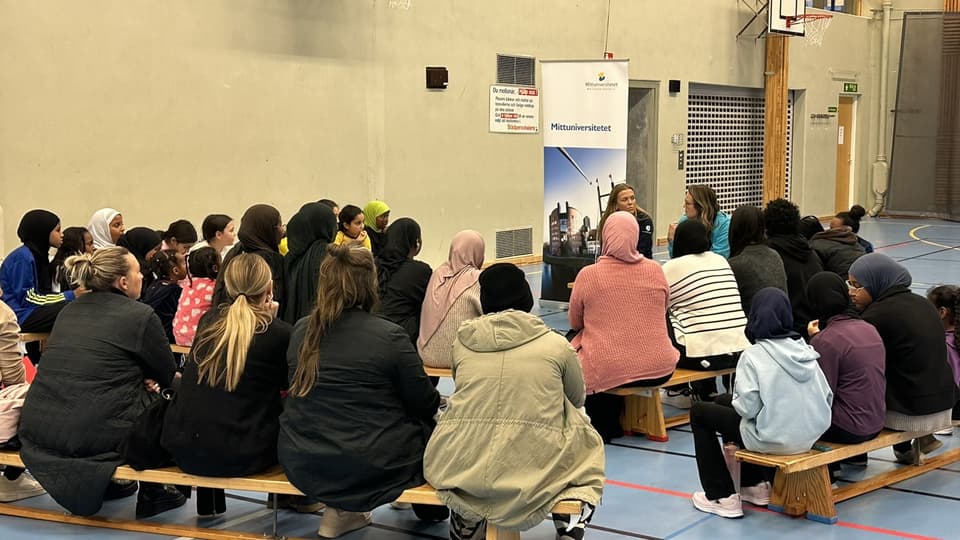 Träff i Nacksta idrottshall med SDFF Plus