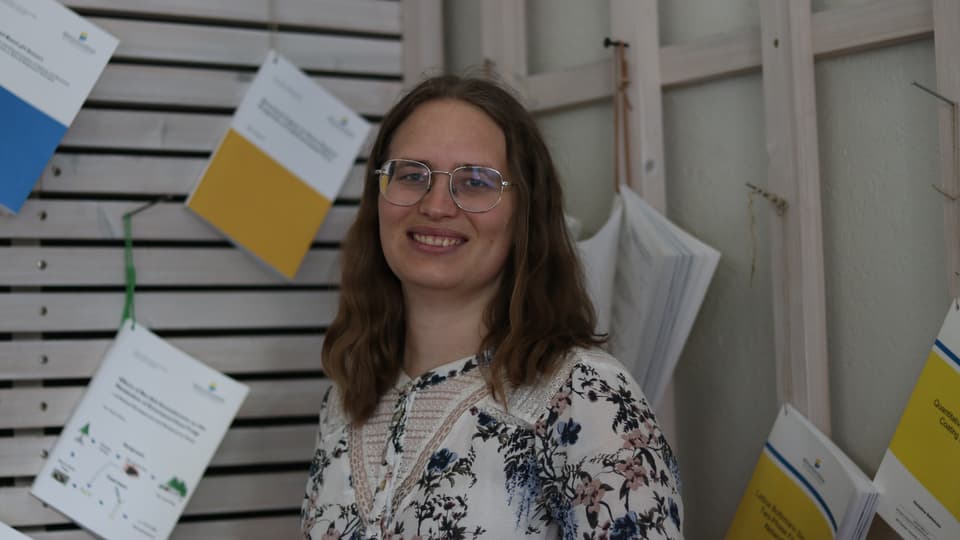 Leende kvinna tittar in i kameran