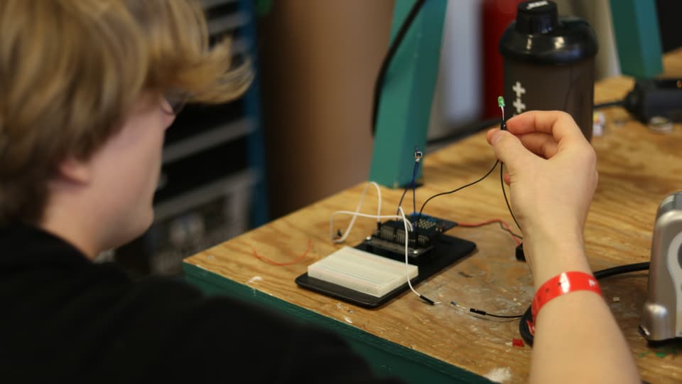 En person som arbetar med elektronik