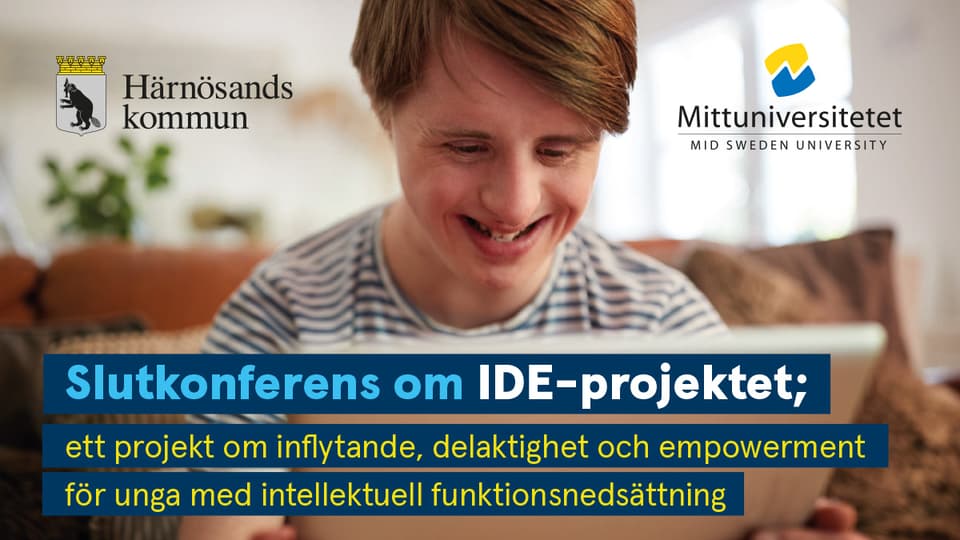 Leende person tittar på en skärm, text och logotyper i bilden.
