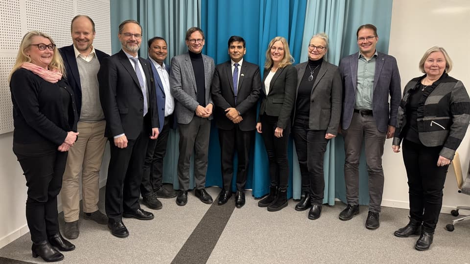 Gruppfoto med män och kvinnor. Från vänster: Heidi Carlerby, Hans-Erik Nilsson,Per Olausson, Koustuv Dalal, Anders Fällström, Mr. Rakesh Kumar Tiwari, Louise Beskow, Katja Gillander Gådin, Dan Bylund, Eija Viitasara.