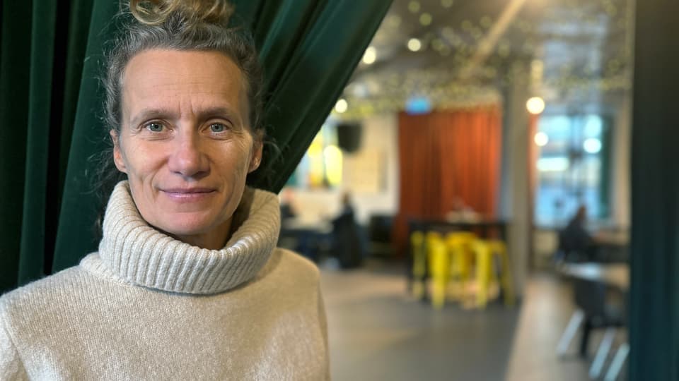 En kvinna med en vit tröja