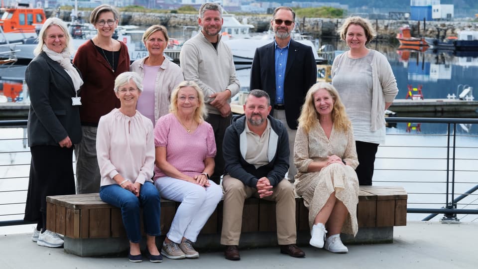 En grupp människor poserar framför kameran