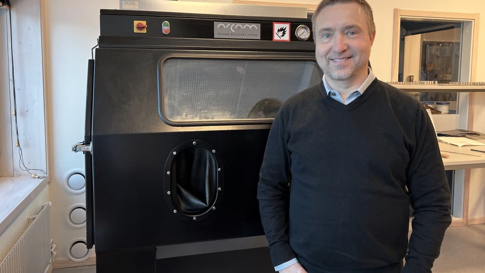 Professor Lars-Erik Rännar i labbet