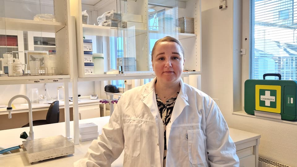 en kvinna i ett laboratorium