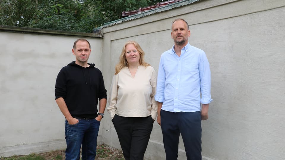Tre forskare står bredvid varandra