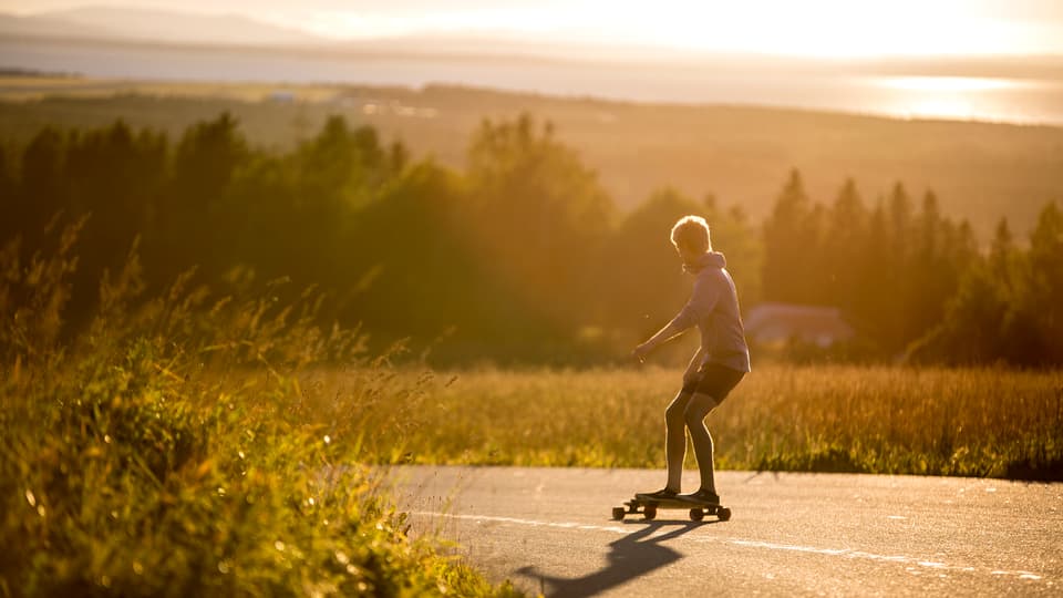 Kille som åker longboard