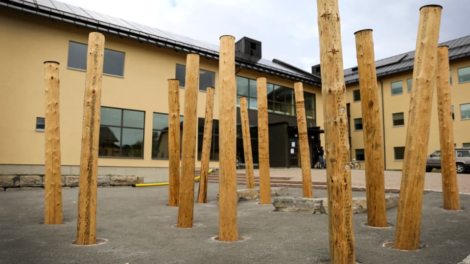 Mattarmuorra - konstverk och exteriör hus O.jpg