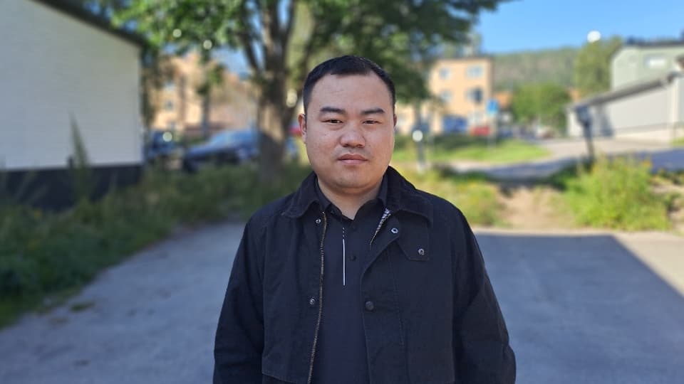 En man med svart jacka utomhus