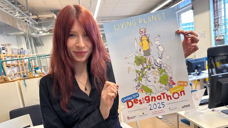 en kvinna visar upp en poster