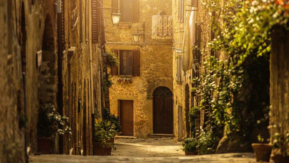 En smal gränd i Toscana