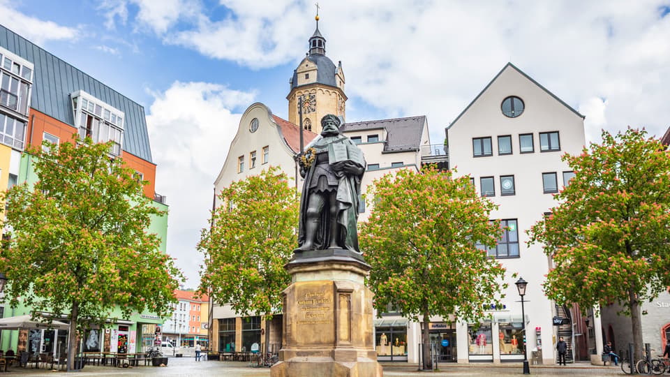 Staty på ett torg med byggnader i bakgrunden