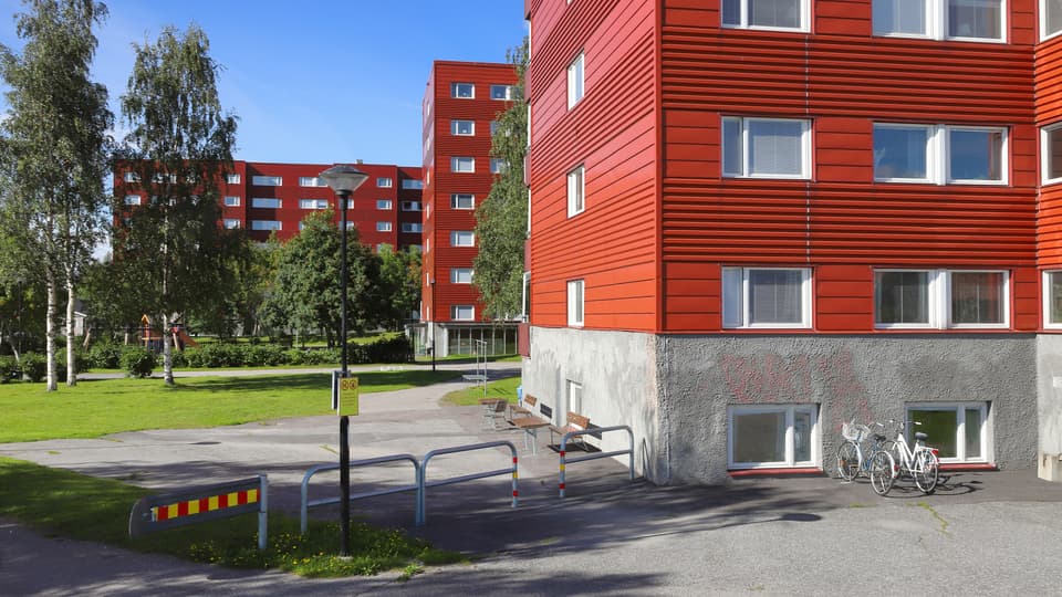 Lägenhetshus i solsken.