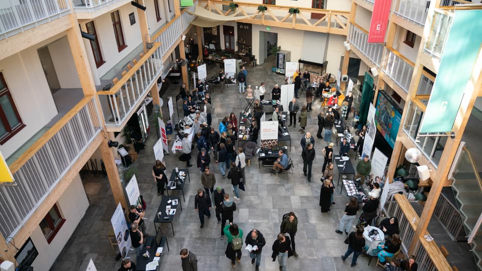 Vybild över innegård med många människor