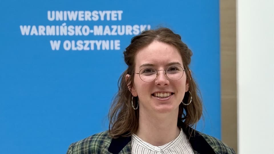 Porträtt av ChallengeEU studentambassadör Runa Ziegler framför UWM-rollup