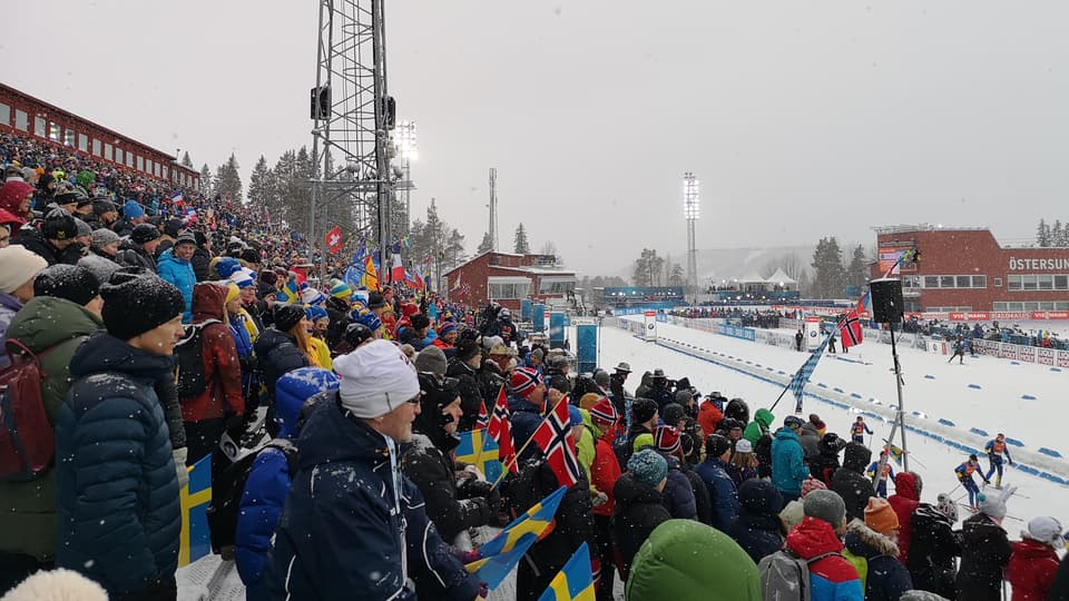 Publik på läktare vid skidskyttetävling i Östersund