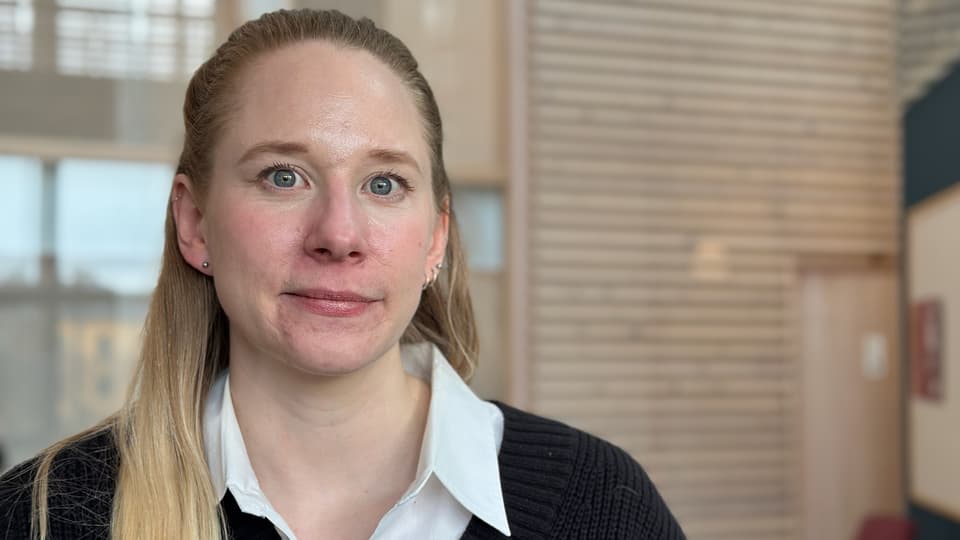Porträtt av kvinna inomhus.
