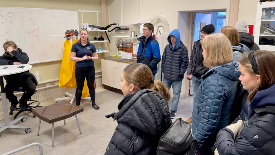 Flera personer i ett testlabb för fystester.