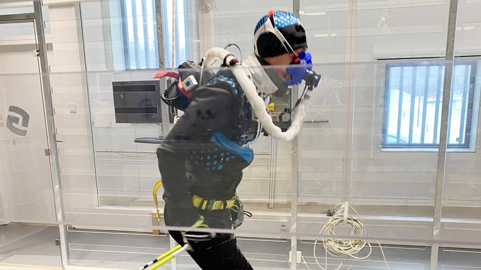  Man med mask åker rullskidor i ett labb.