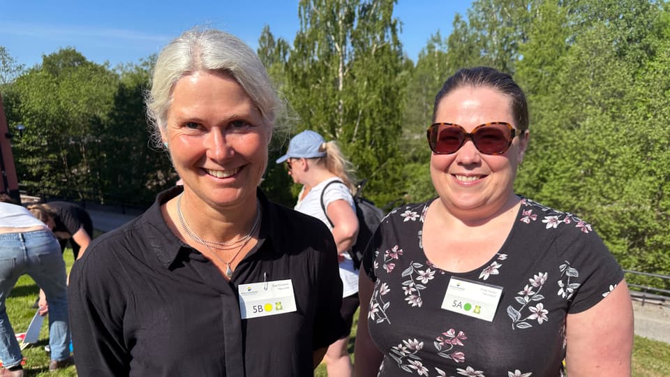 Porträtt av två kvinnor som ler