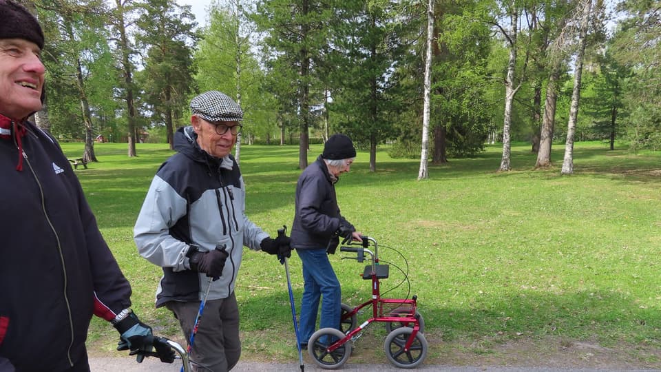Äldre människor på promenad
