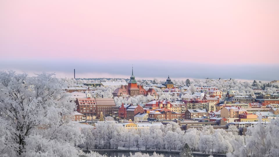 Vy över Östersunds stad i vinterskrud. 