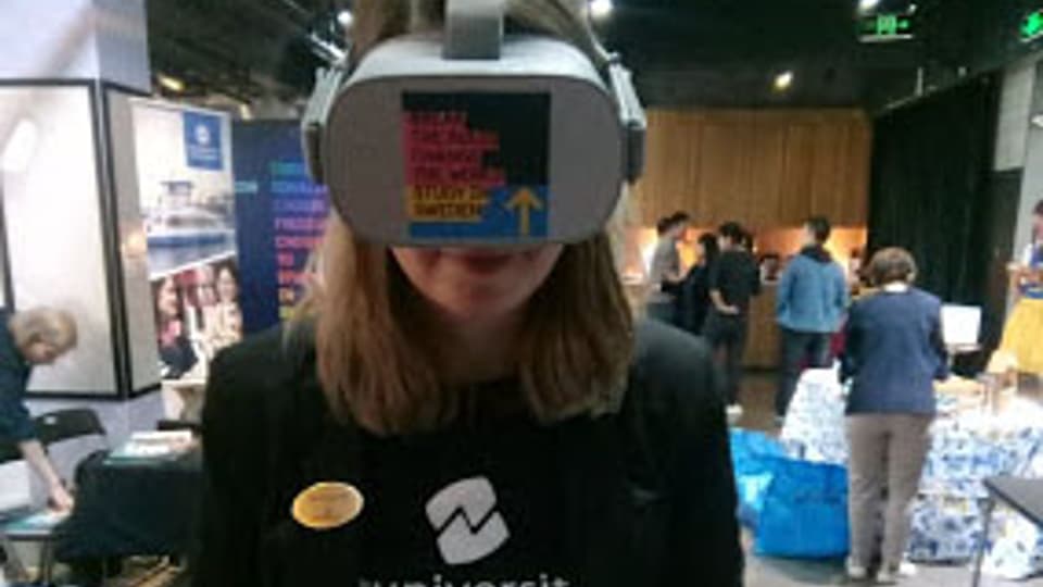 Maria Runering på Study in Sweden Days i Peking, Maria testar 360-filmerna.