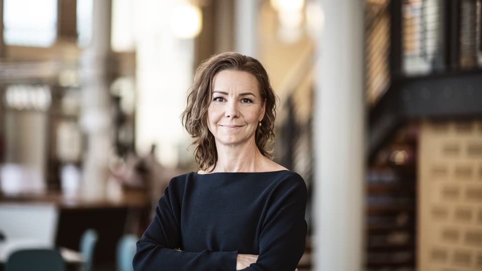 Porträtt av en kvinna, inomhus.