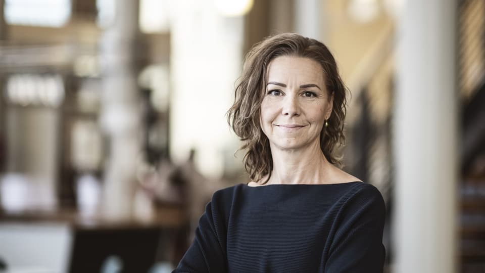 Porträtt av en kvinna, inomhus.