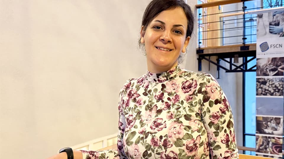 Porträtt på kvinna i blommig tröja 