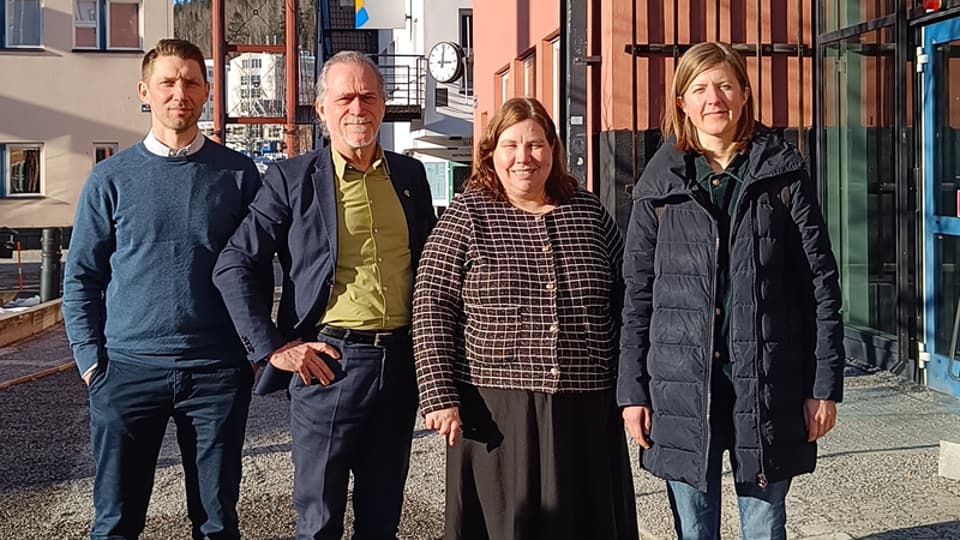Tå män och två kvinnor står utomhus utanför campus Sundsvall