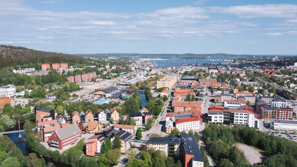 Drönarbild, Campus i förgrunden, Sundsvalls stad i bakgrunden