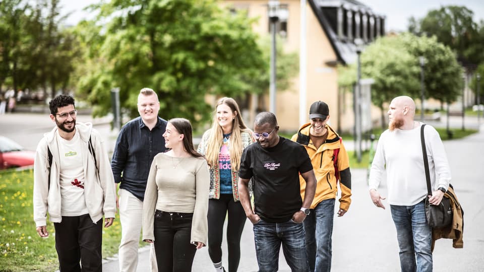 glada studenter campusmiljö.