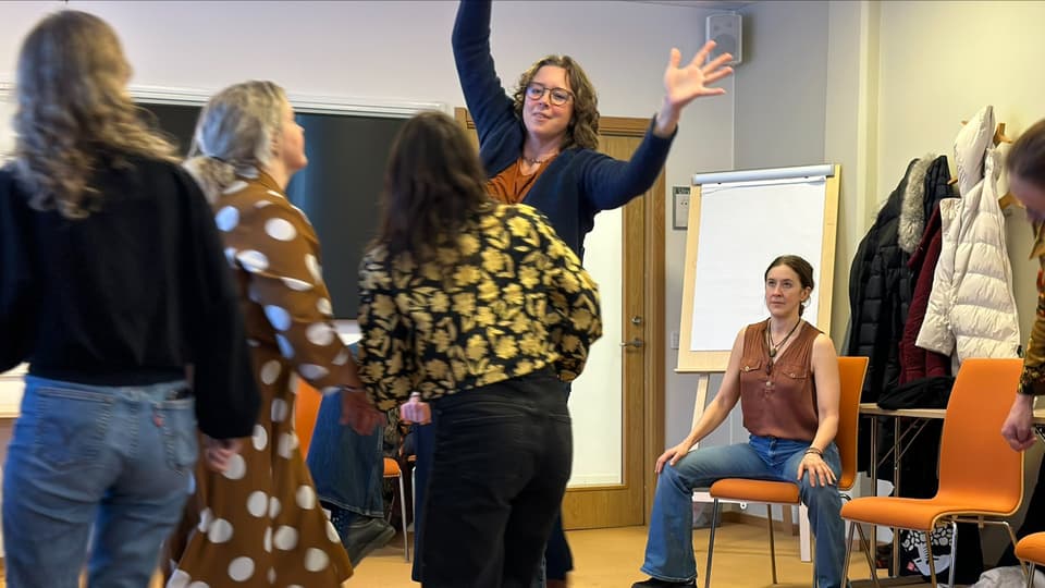 Fyra personer från FGV gör en gestaltningsövning