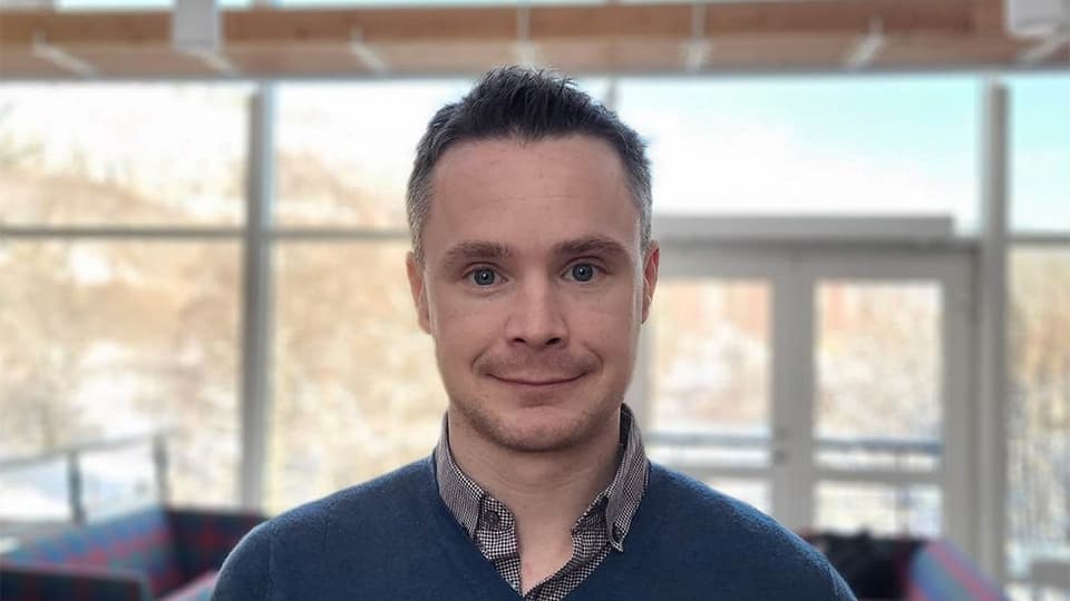 Porträttbild av Thomas Karv, lektor i statsvetenskap på Mittuniversitetet