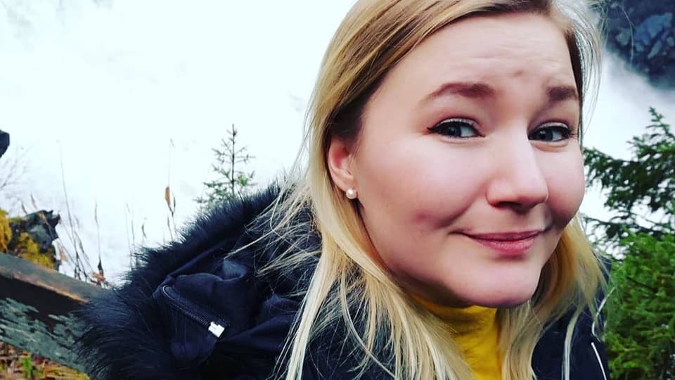 Porträttfoto av en kvinna med långt blont hår
