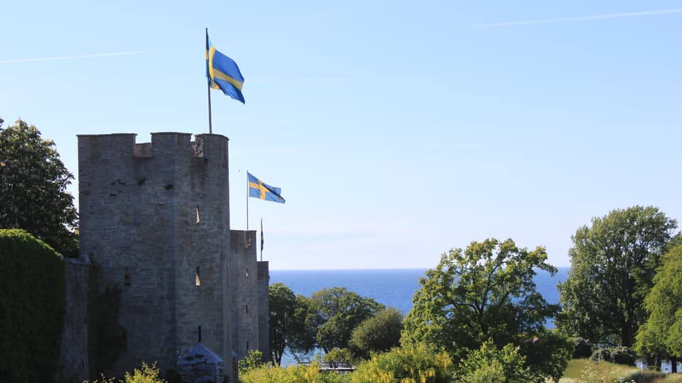Visby ringmur med flaggor.