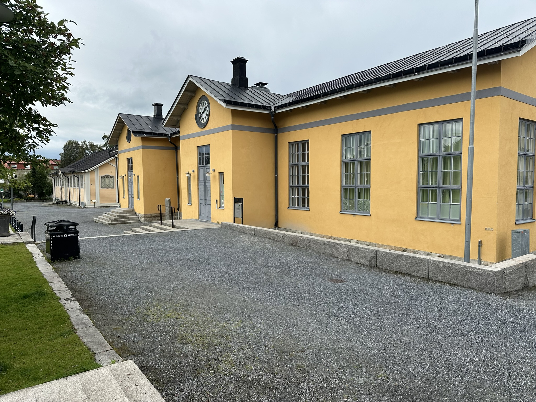 Ett gult hus med klocka över ingången.