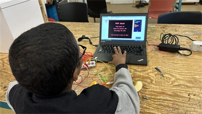 En elev provar att koppla el på Makerspace.